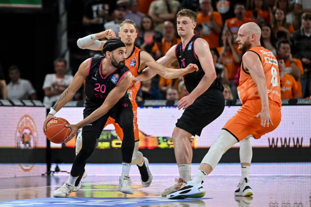 她的表现不 她的表现不